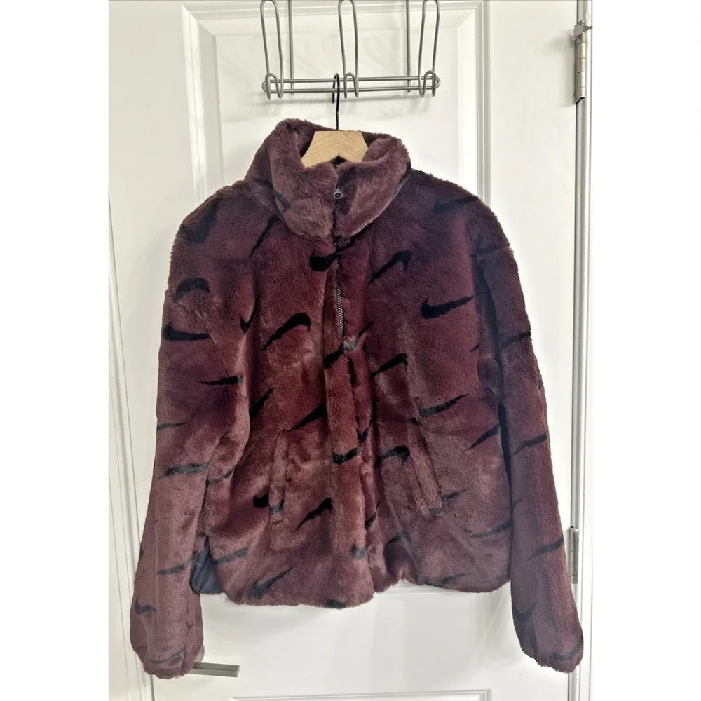 Nike Women Size Small Plush Printed Faux Fur Jacket‎ Burgundy Crush & Black